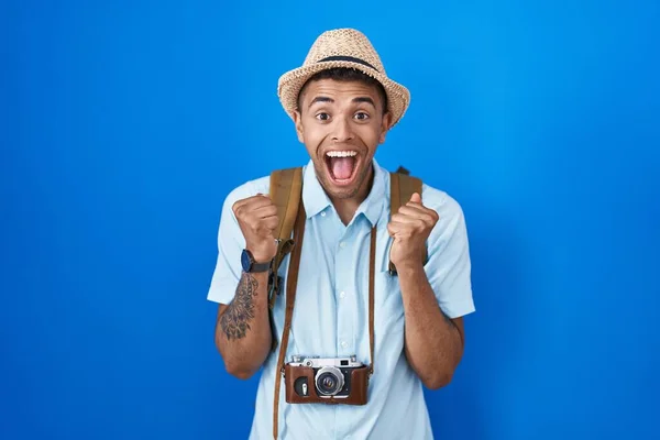 Brazilský Mladík Držící Ruce Retro Fotoaparát Oslavující Překvapený Ohromený Úspěchem — Stock fotografie