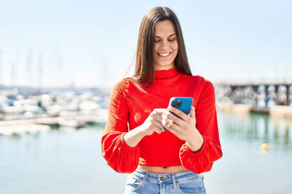 Jovem Bela Mulher Hispânica Sorrindo Confiante Usando Smartphone Beira Mar — Fotografia de Stock
