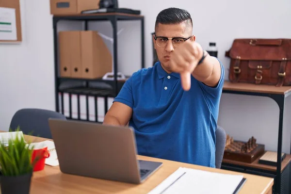 Ung Latinamerikansk Man Arbetar Kontoret Med Laptop Ser Olycklig Och — Stockfoto