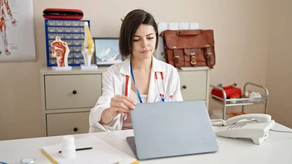 Young Caucasian Woman Doctor Using Laptop Working Clinic — Stock Photo, Image