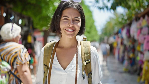 Ung Vacker Latinamerikansk Kvinna Turist Ler Säker Bär Ryggsäck Gatan — Stockfoto