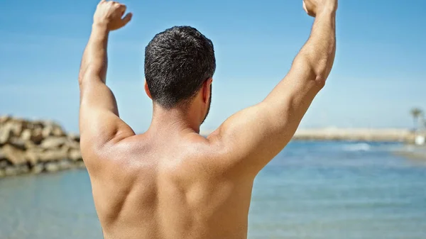 Νεαρός Ισπανός Τουρίστας Στέκεται Γυμνός Απλώνοντας Χέρια Του Στην Παραλία — Φωτογραφία Αρχείου