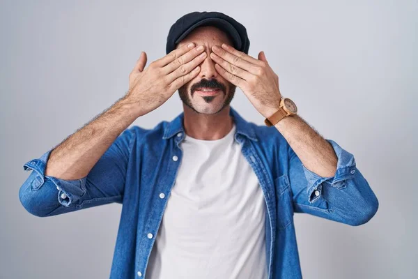 髭を生やしたヒスパニック系の男は 陽気で面白い手で目をカバー孤立した背景の上に立っている 視覚障害の概念 — ストック写真