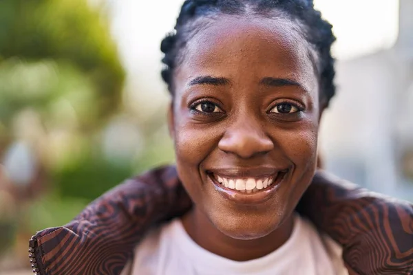 African American Woman Smiling Confident Standing Park — Stock Photo, Image