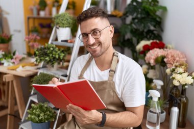 Çiçekçide kendine güvenen genç İspanyol çiçekçi.
