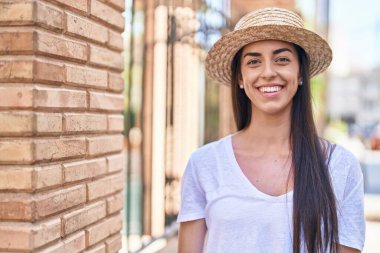 Sokakta kendine güvenen İspanyol bir turist.