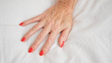 Orta yaşlı bir kadın yatak odasında orgazm oluyor.