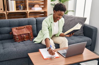 Psikoloji merkezindeki koltukta oturan Afrikalı Amerikalı kadın psikolog.