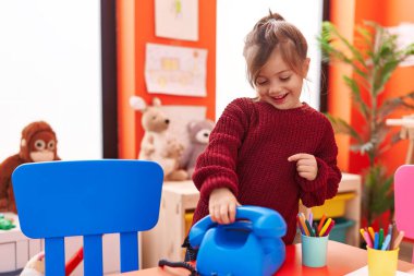 Anaokulunda telefon oyuncağı oynayan sevimli İspanyol kız.