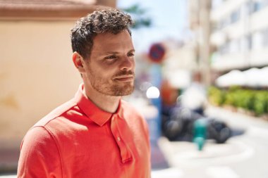 Sokakta duran gevşek yüzlü İspanyol genç adam.