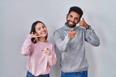 Genç İspanyol çift gülümsüyor telefonda konuşuyorlar ve seni işaret ediyorlar. Ara beni.. 