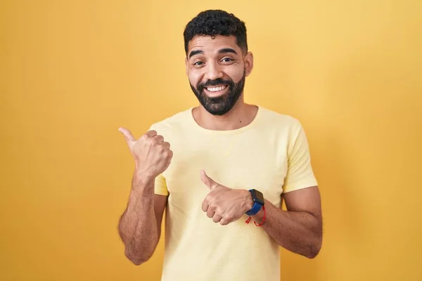 Spaanse Man Met Baard Gele Achtergrond Wijzend Naar Achterkant Met — Stockfoto