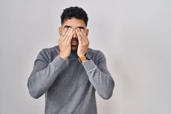 Латиноамериканец Бородой Стоит Белом Фоне Потирая Глаза Усталости Головной Боли — стоковое фото