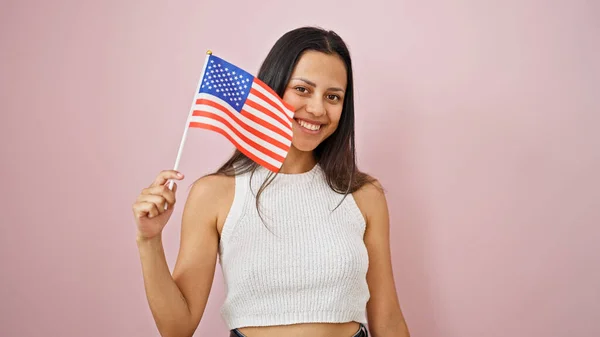 Młoda Piękna Latynoska Uśmiechnięta Pewna Siebie Trzymająca Flagę Stanów Zjednoczonych — Zdjęcie stockowe