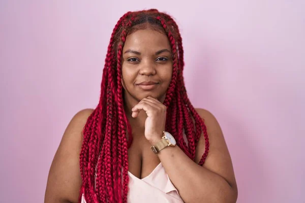 Afroamerykanka Plecionymi Włosami Stojąca Nad Różowym Tłem Ręką Podbródku Myśląca — Zdjęcie stockowe
