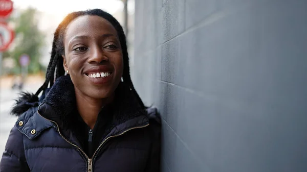 Sokakta Kendine Güvenen Afrikalı Amerikalı Kadın Gülümsüyor — Stok fotoğraf