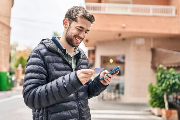 Молодой Человек Использует Смартфон Кредитную Карту Улице — стоковое фото