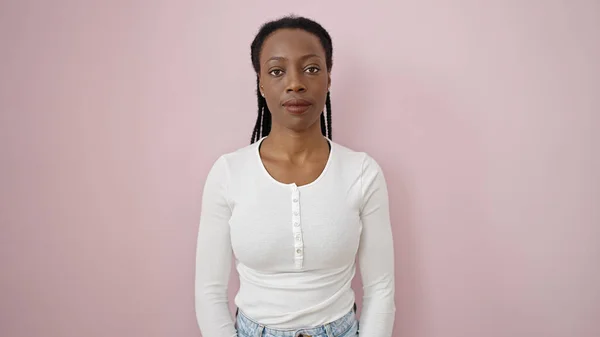 Afričanky Americká Žena Stojící Uvolněným Výrazem Přes Izolované Růžové Pozadí — Stock fotografie