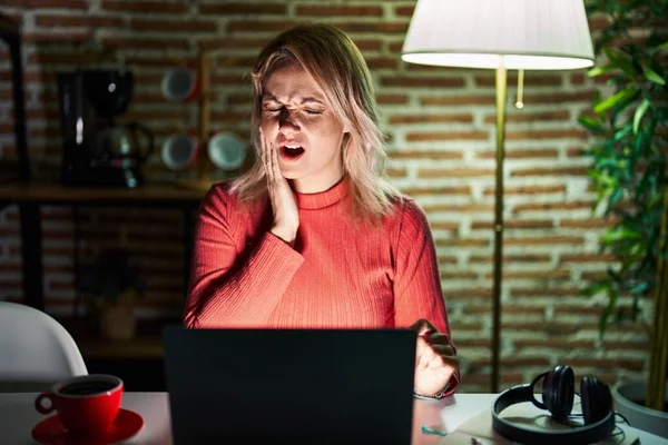 Blond Kvinna Använder Laptop Natten Hemma Röra Munnen Med Handen — Stockfoto