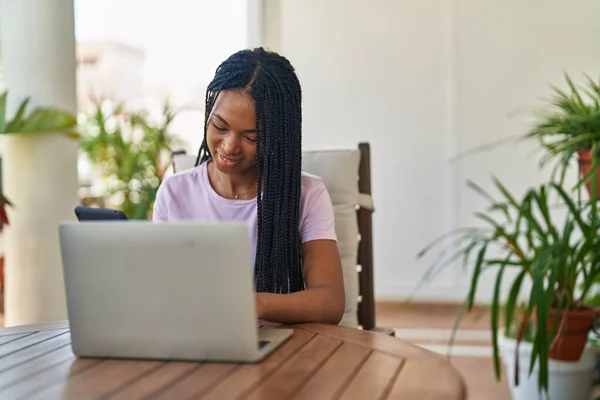 Afroamerikanerin Sitzt Mit Laptop Und Touchpad Auf Tisch Auf Der — Stockfoto