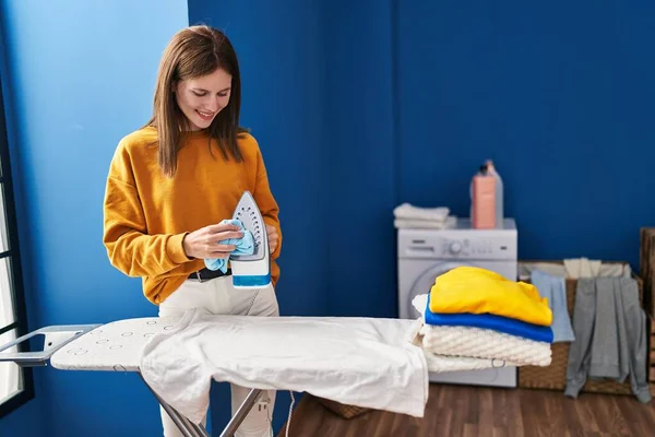 Junge Blonde Frau Lächelt Selbstbewusst Beim Bügeln Der Waschküche — Stockfoto