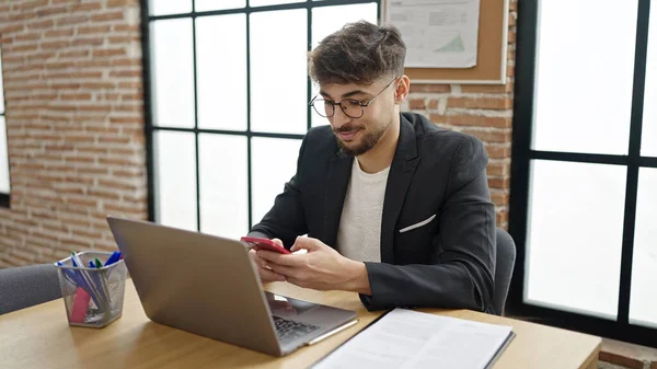 Giovane Arabo Uomo Business Worker Utilizzando Laptop Smartphone Ufficio — Foto Stock