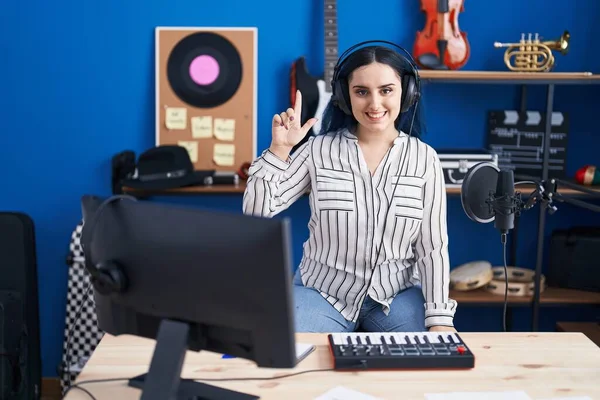 Rapariga Moderna Com Cabelo Azul Estúdio Música Usando Fones Ouvido — Fotografia de Stock