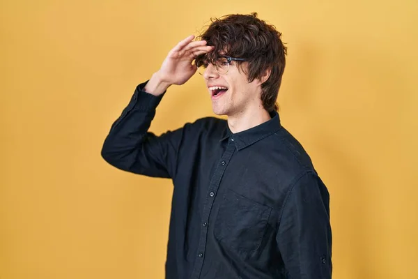 Mladý Muž Brýlemi Přes Žluté Pozadí Velmi Šťastný Usmívající Dívá — Stock fotografie