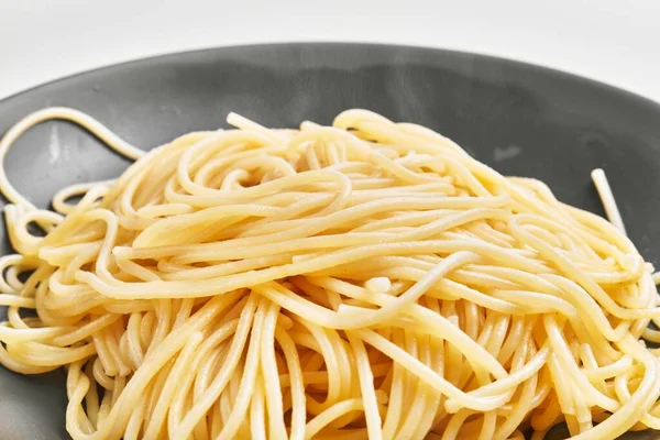 Delizioso Piatto Spaghetti Italiani Fondo Bianco Isolato — Foto Stock