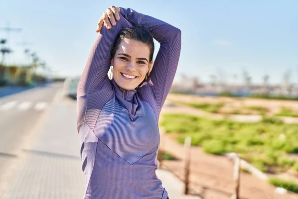Jonge Mooie Spaanse Vrouw Draagt Sportkleding Stretching Arm Straat — Stockfoto