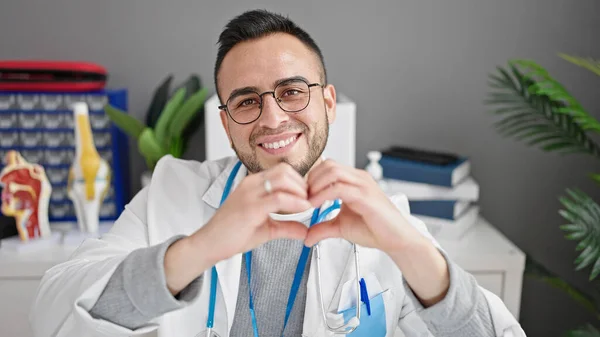 Spanischer Arzt Lächelt Bei Herzensgeste Mit Händen Der Klinik — Stockfoto