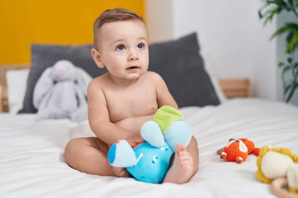 Liebenswertes Kaukasisches Baby Spielt Mit Elefantenspielzeug Das Schlafzimmer Auf Dem — Stockfoto