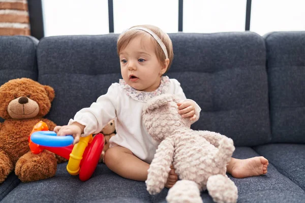 Adorável Bebê Caucasiano Brincando Com Aros Jogo Sentado Sofá Casa — Fotografia de Stock
