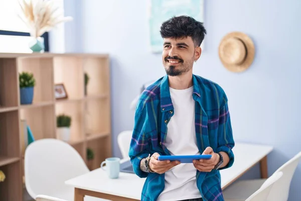 Young Hispanic Man Using Touchpad Sitting Table Home — Photo