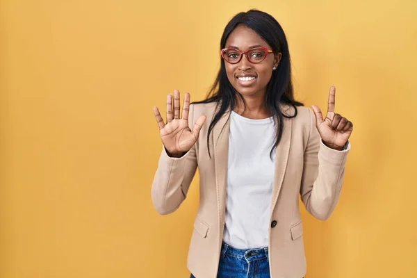 Африканська Молода Жінка Окулярах Показує Вказує Пальцями Номер Сім Посміхаючись — стокове фото