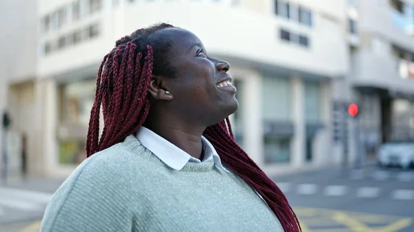 Saçları Örgülü Gülümseyen Kendine Güvenen Caddeye Bakan Afrikalı Kadın — Stok fotoğraf