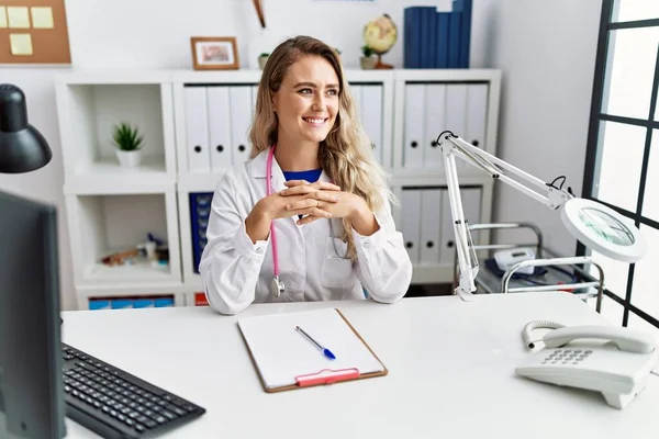 Young Woman Wearing Doctor Uniform Smiling Confident Clinic — Stock Photo, Image