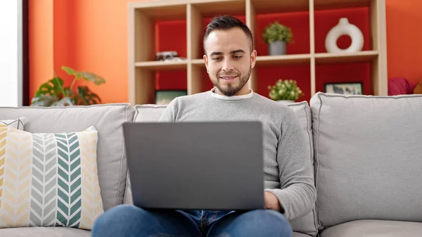 Іспаномовний Чоловік Використовує Ноутбук Сидячи Дивані Вдома — стокове фото