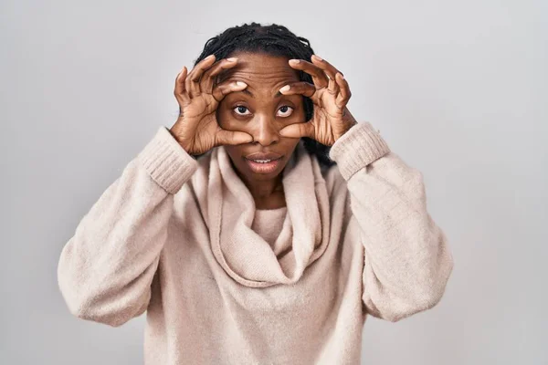 Mujer Africana Pie Sobre Fondo Blanco Tratando Abrir Los Ojos —  Fotos de Stock