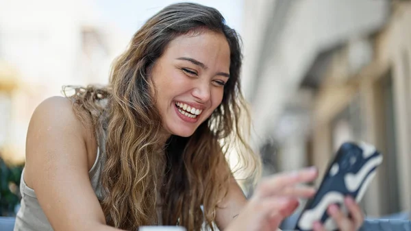 Ung Vacker Latinamerikansk Kvinna Med Smartphone Sitter Bordet Leende Kafé — Stockfoto