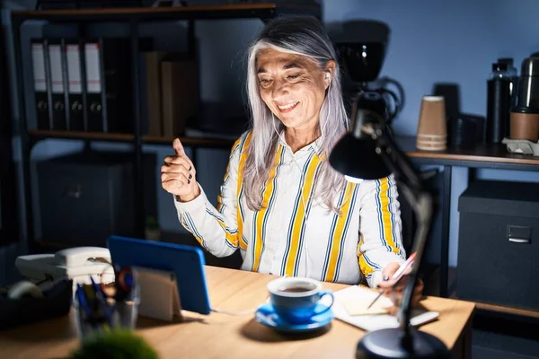 Gri Saçlı Geceleri Ofiste Çalışan Orta Yaşlı Bir Kadın Elleriyle — Stok fotoğraf