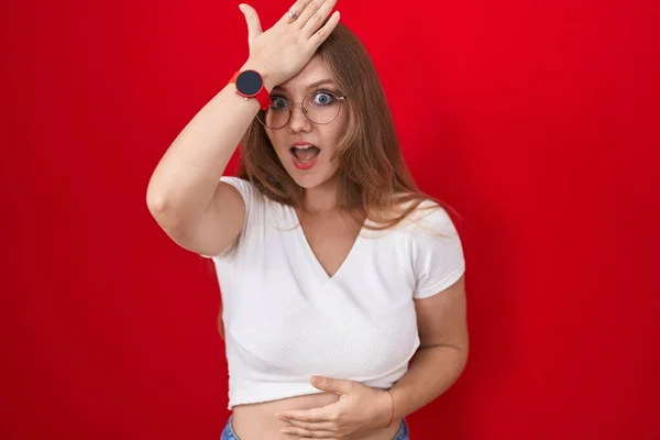 Young Caucasian Woman Standing Red Background Surprised Hand Head Mistake — Stock Photo, Image