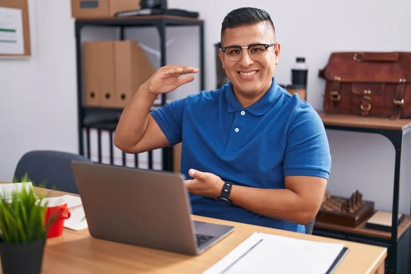Jonge Spaanse Man Die Kantoor Werkt Met Laptop Gebaren Met — Stockfoto