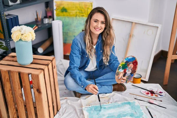 Young Woman Artist Drawing Sitting Floor Art Studio — ストック写真