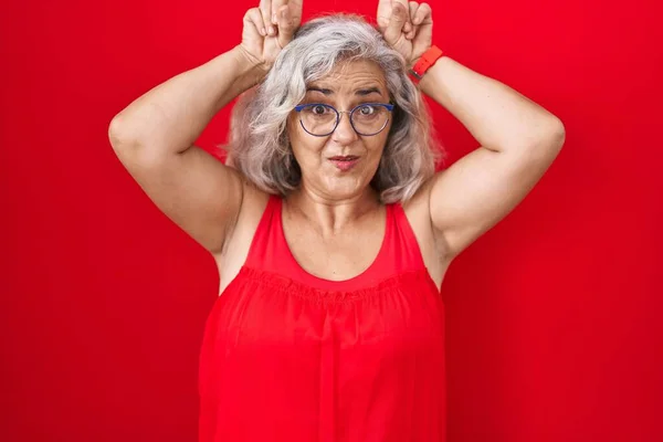 Middle Age Woman Grey Hair Standing Red Background Doing Funny — Stock Photo, Image
