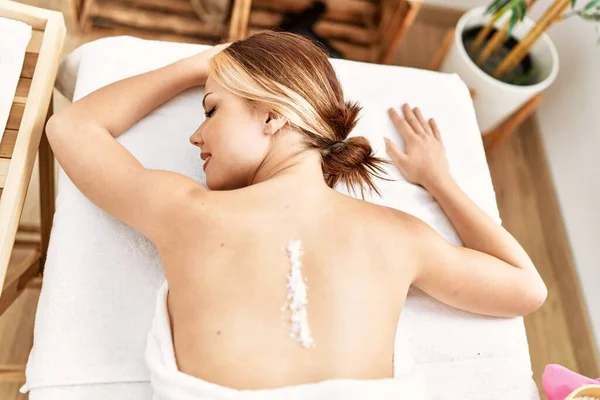 Young Caucasian Woman Lying Table Having Back Massage Using Salt — Stock fotografie