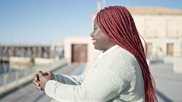 Afrikaanse Vrouw Met Gevlochten Haar Zoek Naar Kant Aan Zee — Stockfoto