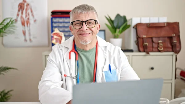 Середнього Віку Сірошерстий Лікар Використовує Ноутбук Працює Клініці — стокове фото