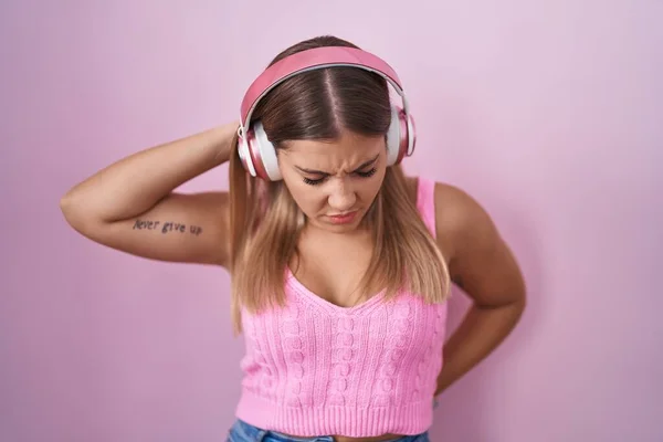 Mujer Rubia Joven Escuchando Música Usando Auriculares Que Sufren Lesión — Foto de Stock
