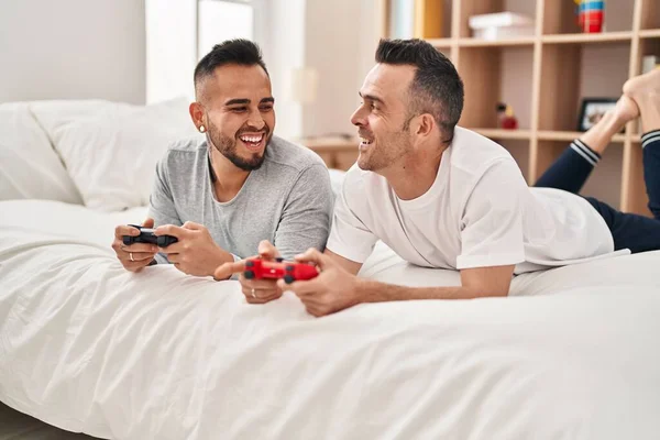 Erkek Yatak Odasında Video Oyunu Oynuyor — Stok fotoğraf